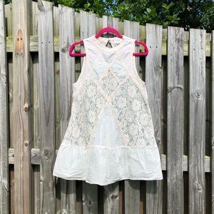 Vintage-inspired, Lace-detailed Dress 🌻